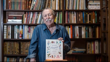 Pedro Bandeira mostra sua biblioteca pessoal. Foto: Léo Souza/Estadão